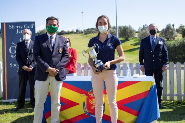 Andrea Revuelta con el trofeo del Campeonato de España Sub 18 Femenino 2021 